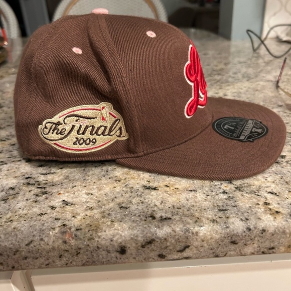 MITCHELL & NESS LA LAKERS CURSIVE LOGO 2009 NBA FINALS HAT BROWN RED PINK 7 1/4 - Picture 2 of 6
